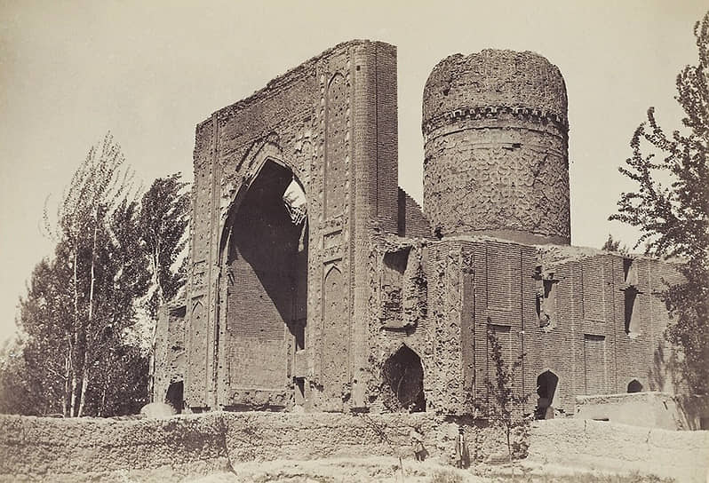 В 1903 году мавзолей Ишратхона лишился купола в результате землетрясения. Возможно, он еще снова его обретет