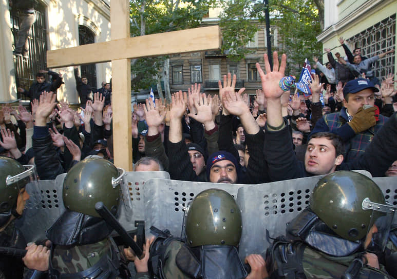 В ходе митингов не обошлось без столкновений с полицией