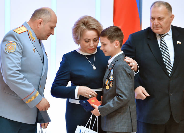 Москва. Слева направо: глава МЧС Александр Куренков, Тарас Гайворонский, получивший медаль «За проявленное мужество», председатель Совета Федерации Валентина Матвиенко и сенатор Крым Казаноков на церемонии награждения детей и подростков, проявивших мужество в экстремальных ситуациях и спасших человеческие жизни