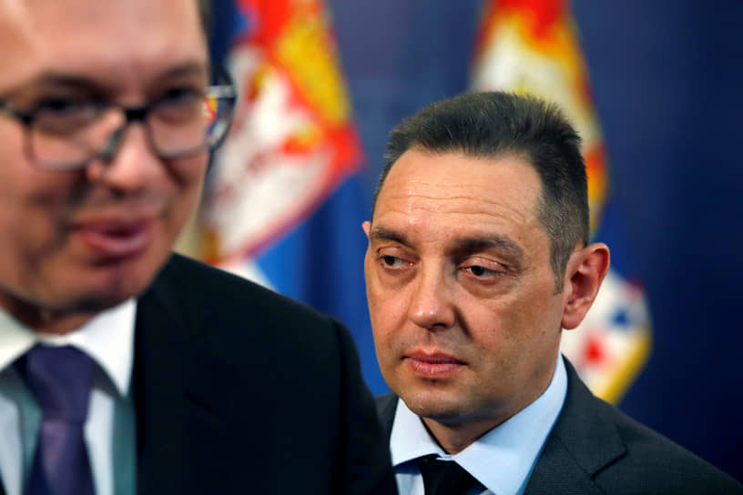 Подавший в отставку глава Агентства безопасности и информации Александр Вулин и президент Сербии Александр Вучич (на переднем плане)