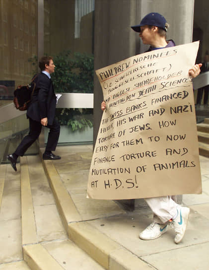 Пикет перед зданием Лондонской фондовой биржи с призывом избавляться от акций HLS. 2000 год. На плакате буква «L» (life – жизнь) в названии компании заменена на «D» (death – смерть)
