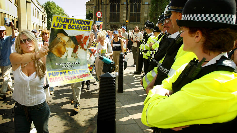 Демонстрация в центре Кембриджа с требованием закрыть лабораторию HLS. 2002 год