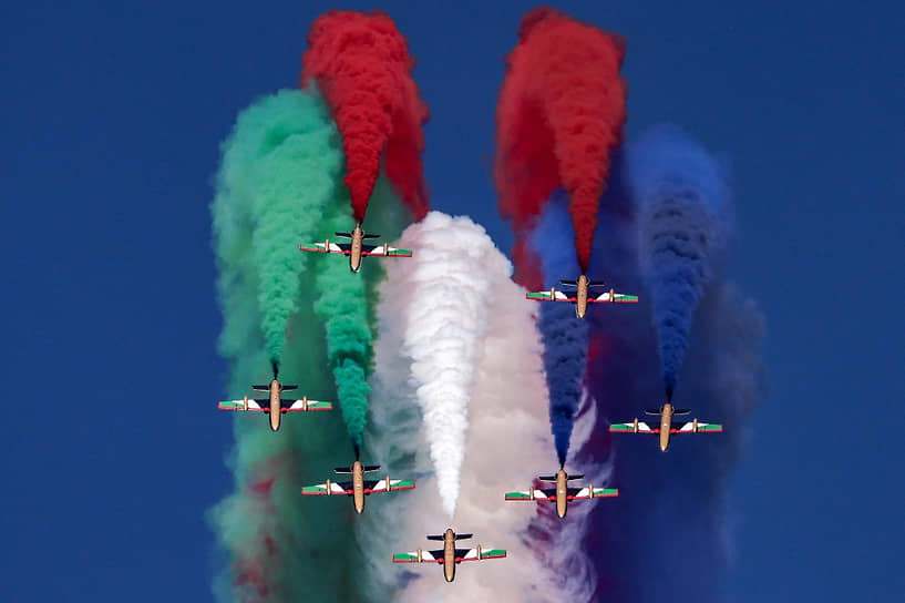 Учебно-тренировочные самолеты Aermacchi MB-339 группы высшего пилотажа «Фурсан Аль Эмарат» выпускают дым