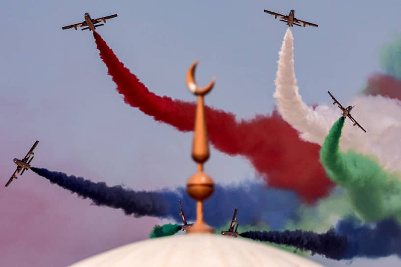 Выступление национальной пилотажной группы ОАЭ «Фурсан Аль Эмарат» 