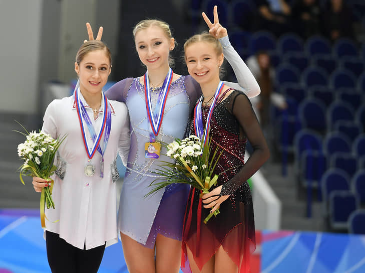Церемония награждения победителей в женском одиночном катании (слева направо): Алина Горбачева (2-е место), Софья Муравьева (1-е место) и Дарья Садкова (3-е место) 