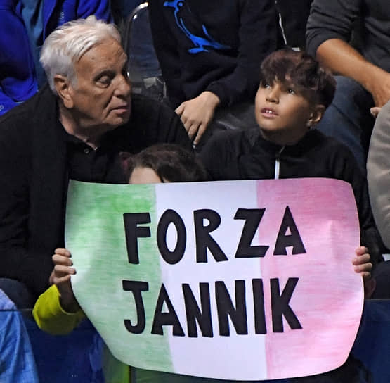 Болельщики Янника Синнера на трибуне стадиона с плакатом «Вперед Янник!»