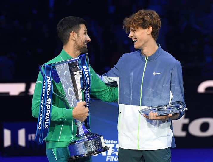 Новак Джокович с кубком Nitto ATP Finals (слева) и итальянский теннисист Янник Синнер 