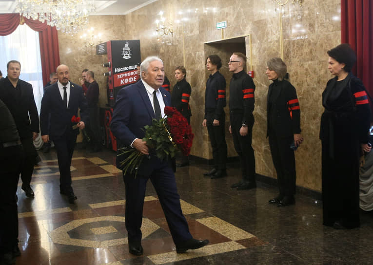 Участники церемонии прощания