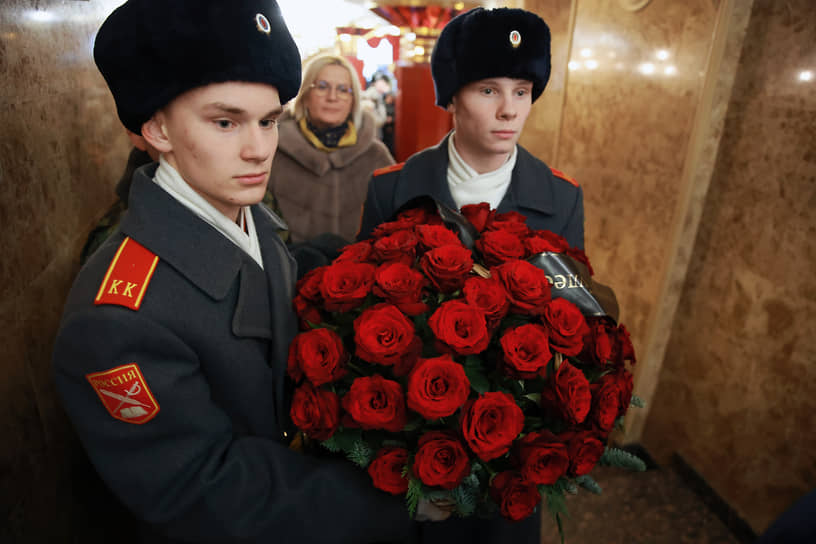 К могиле бывшего главы Кузбасса возложили венки, в том числе от президента Владимира Путина, председателя правительства Михаила Мишустина