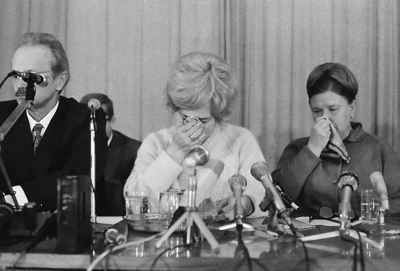 Жена Виктора Беленко Людмила Петровна (в центре) и мать Людмила Степанова на пресс-конференции в Москве 28 сентября 1976 года