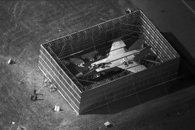 Строительство ангара над советским истребителем МиГ-‍25П в японском Хакодатэ
