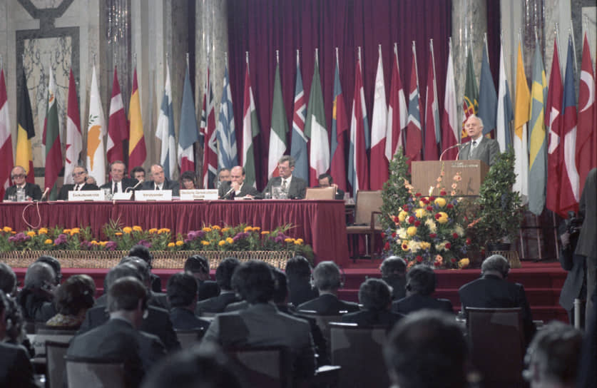Австрия, 1986 год. Министр иностранных дел СССР Эдуард Шеварднадзе выступает на встрече участников Совещания по безопасности и сотрудничеству в Европе