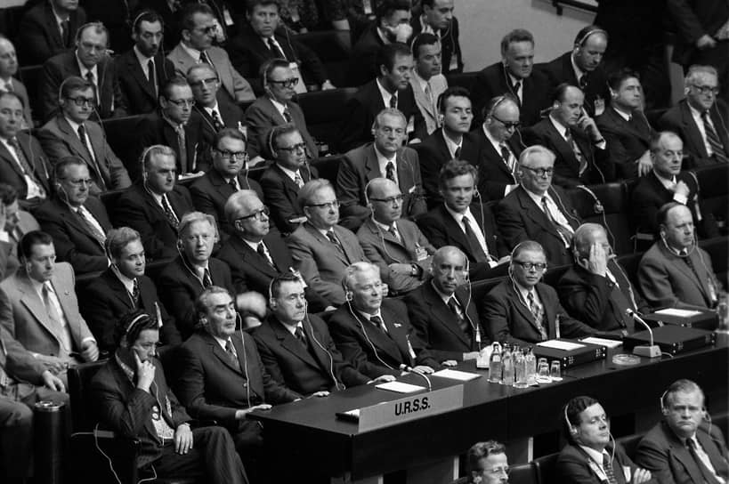 Хельсинки, Финляндия, 1975 год. Совещание по безопасности и сотрудничеству в Европе. Генсек ЦК КПСС Леонид Брежнев (второй слева в нижнем ряду) и министр иностранных дел СССР Андрей Громыко (третий слева)
