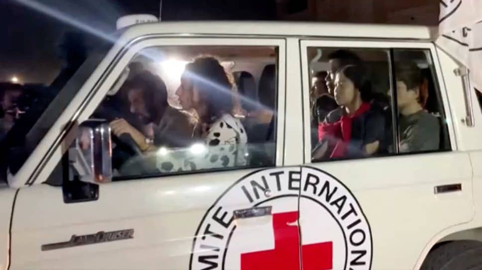 Машина МККК, в которой везут освобожденных заложников