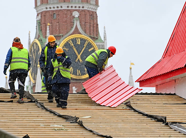 Москва. Рабочие ремонтируют кровлю здания в центре города