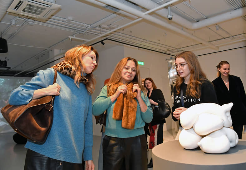Журналист Наталья Лучанинова (в центре) на выставке New Now в галерее Ruarts