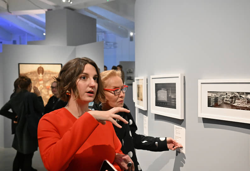 Директор МАММ Ольга Свиблова (справа) на выставке «Пресня: выставка моей памяти» в культурном центре «Зотов» 