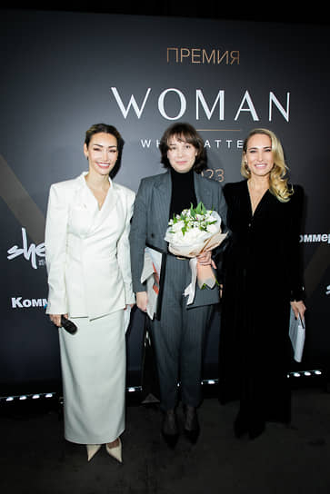 Слева направо: основатель форума и премии Woman Who Matters Анна Рудакова, обозреватель отдела экономики газеты «Коммерсантъ» Анастасия Мануйлова и телеведущая Мария Кравцова 