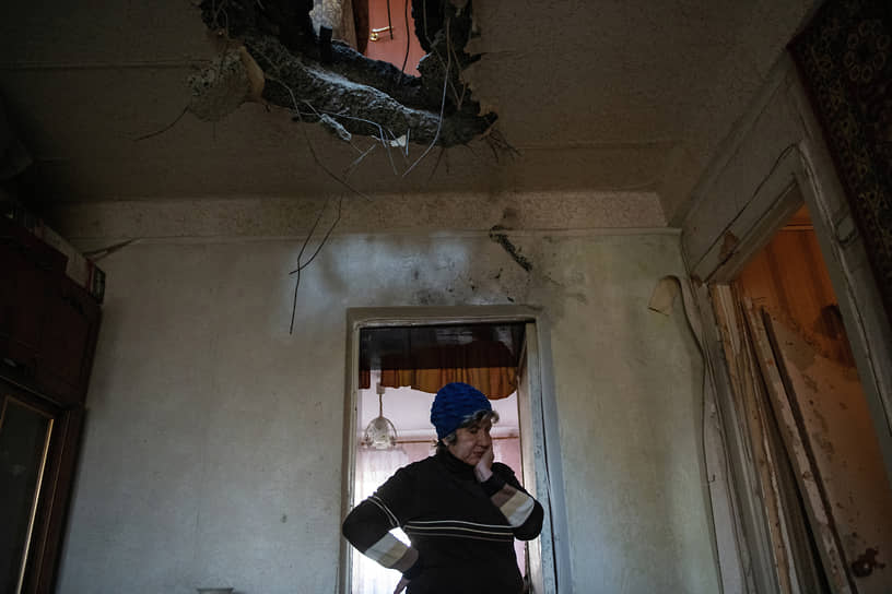 Донецк, Россия. Местная жительница в своей квартире после ракетного обстрела