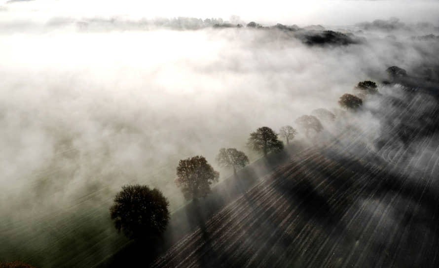 Кил, Великобритания. Окутанные туманом поля 