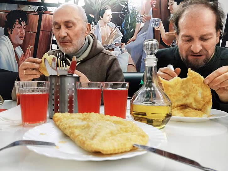 Москва. Посетители чебуречной