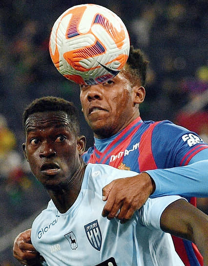 Москва. Футболист команды ЦСКА Мойзес (справа) и игрок команды «Пари НН» Зе Турбо на матче чемпионата России по футболу 2023/2024