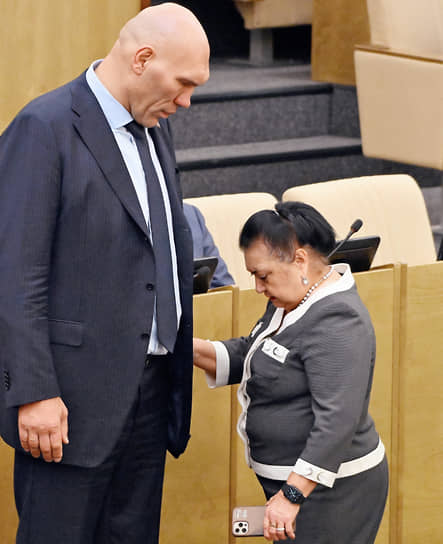 Москва. Депутат Николай Валуев и член комиссии по регламенту и обеспечению деятельности Госдумы РФ Раиса Кармазина на заседании