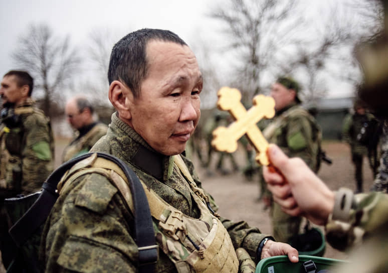 Запорожье. Российский военный принимает причастие
