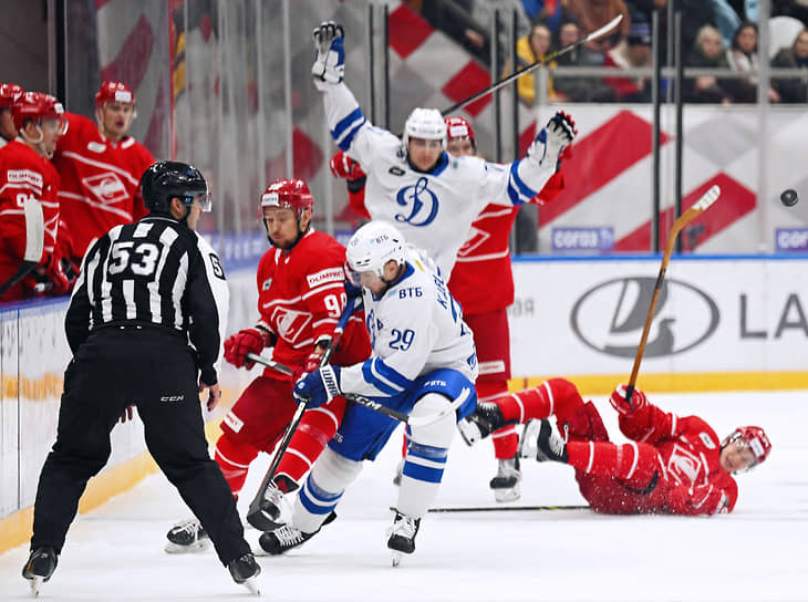 Москва. Участники матча между хоккейными командами «Спартак» (Москва) и «Динамо» (Москва) на стадионе «Мегаспорт»