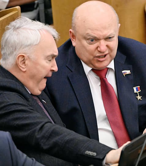 Москва. Председатель комитета Госдумы РФ по обороне Андрей Картаполов (слева) и его первый заместитель Андрей Красов на заседании