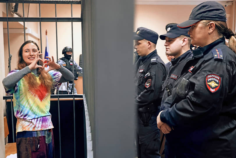 Санкт-Петербург. Художница Александра Скочиленко, обвиняемая в распространении фейков о российской армии, на заседании суда