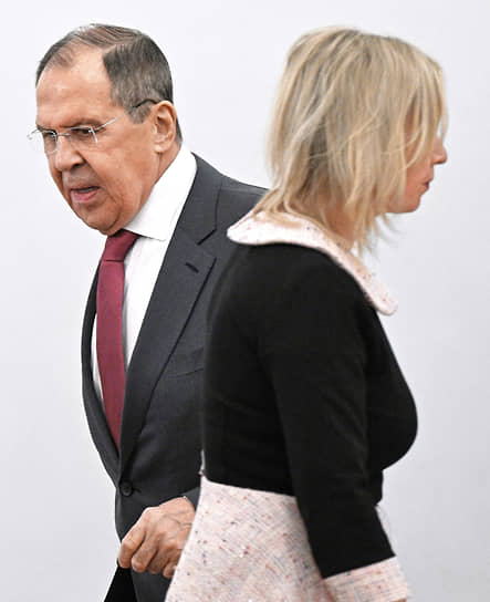 Москва. Министр иностранных дел РФ Сергей Лавров и представитель МИД РФ Мария Захарова перед началом заседания Совета глав субъектов России при МИД