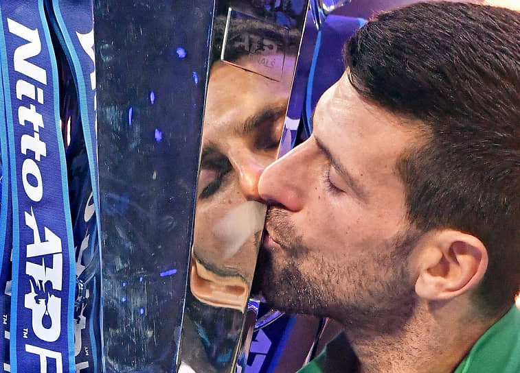 Турин. Сербский теннисист Новак Джокович с кубком Nitto ATP Finals на церемонии награждения