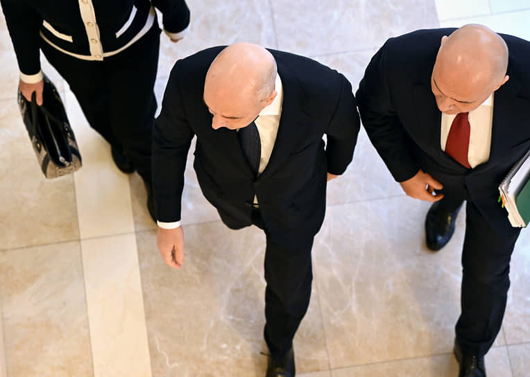 Москва. Министр финансов РФ Антон Силуанов (в центре) и его первый заместитель Леонид Горнин перед началом пленарного заседания Совета федерации