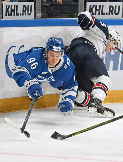 Москва. Игрок команды «Динамо» Дмитрий Рашевский (слева) и игрок команды «Торпедо» Кирилл Стеклов на матче чемпионата сезона 2023/24