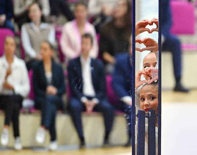 Москва. Спортсменки на церемонии открытия Дворца воспитания и спорта под управлением президента Всероссийской федерации художественной гимнастики Ирины Винер 