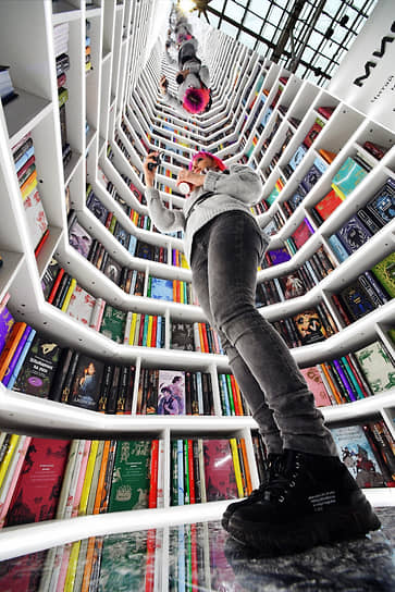 Москва. Посетительница выставки Non/fictio№25 в Гостином Дворе