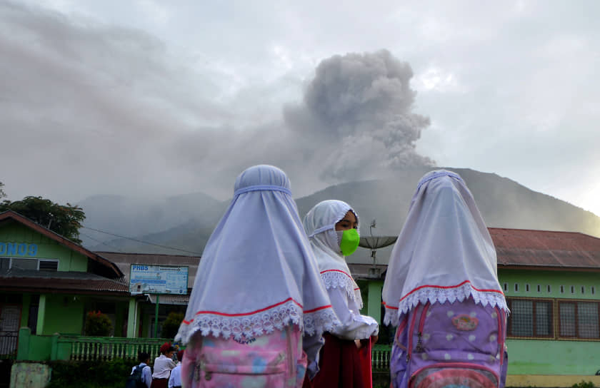 Западная Суматра, Индонезия. Извержение вулкана Мерапи