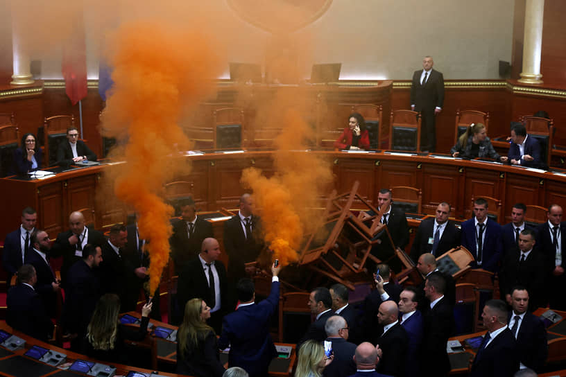 Тиран. Депутаты оппозиционной Демократической партии Албании с дымовыми шашками в знак протеста на заседании парламента

