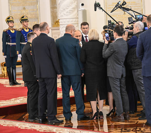 Владимир Путин на вручении участникам СВО орденов в Георгиевском зале Кремля