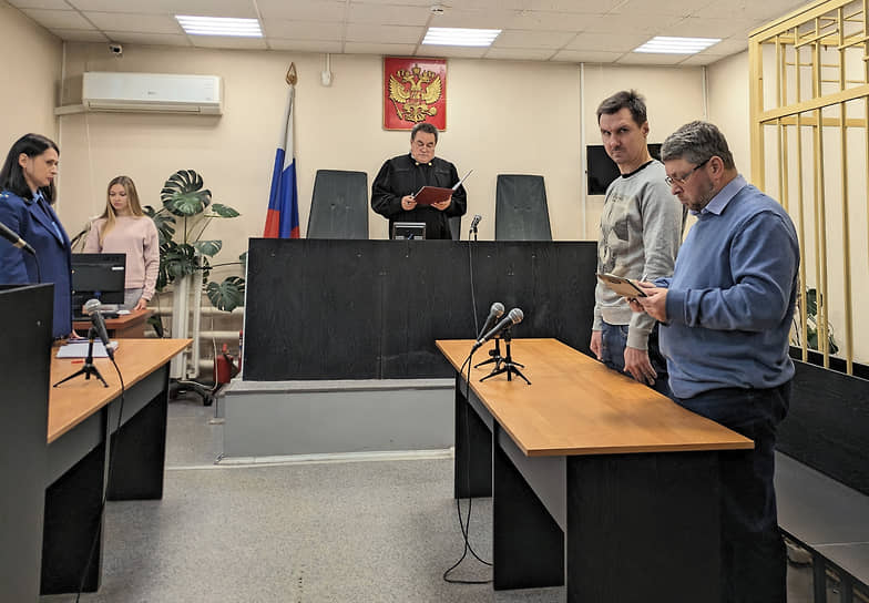 Бывший исполнительный директор ФК «Чайка» Олег Баян в зале суда (второй справа)