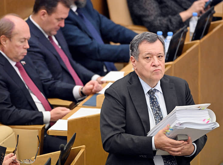 Председатель комитета Госдумы по бюджету и налогам Андрей Макаров (справа)