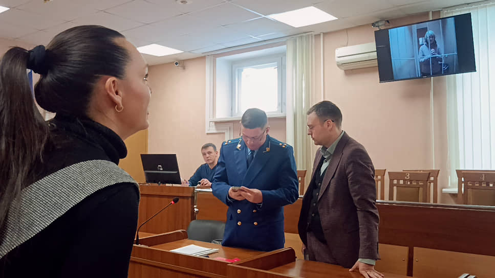 Охранник гимназии Галина Черткова (на экране)