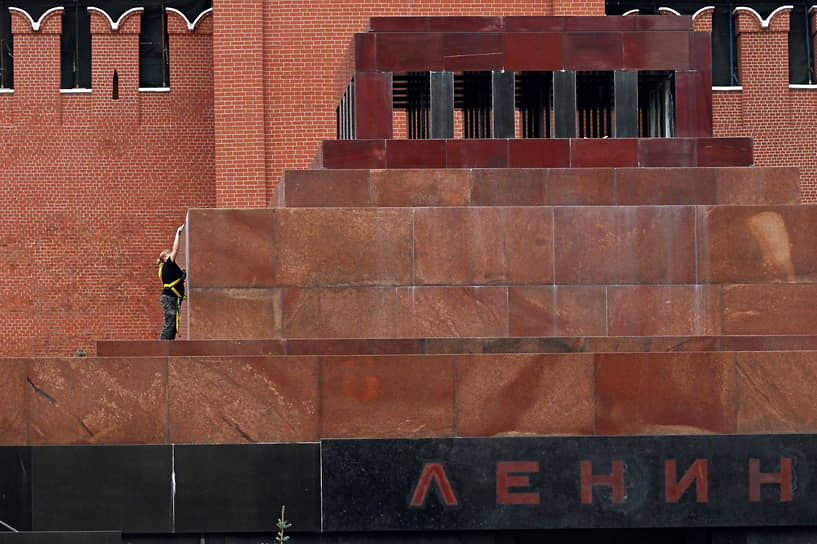 Очистка фасада мавзолея Ленина на Красной площади