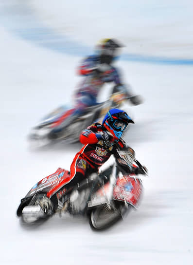 Участники суперфинала личного чемпионата России по ледовым мотогонкам в Красногорске 