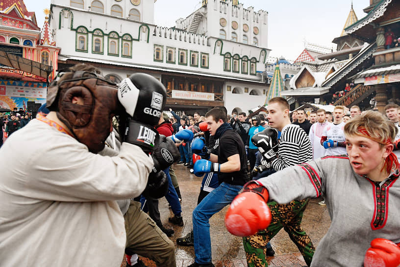 Кулачный бой на праздновании Масленицы в Измайловском кремле в Москве