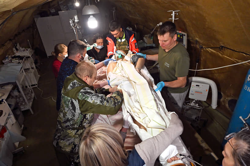 Работники медотряда оказывают помощь бойцу в полевом госпитале в ДНР
