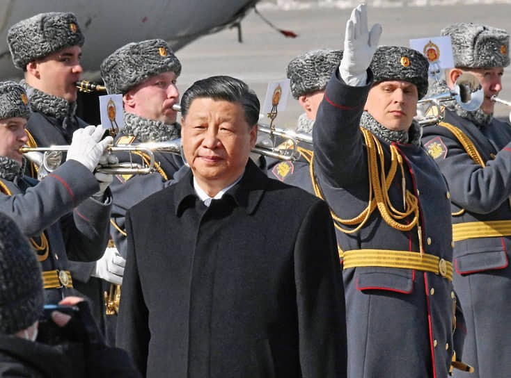Председатель КНР Си Цзиньпин после прилета в Москву