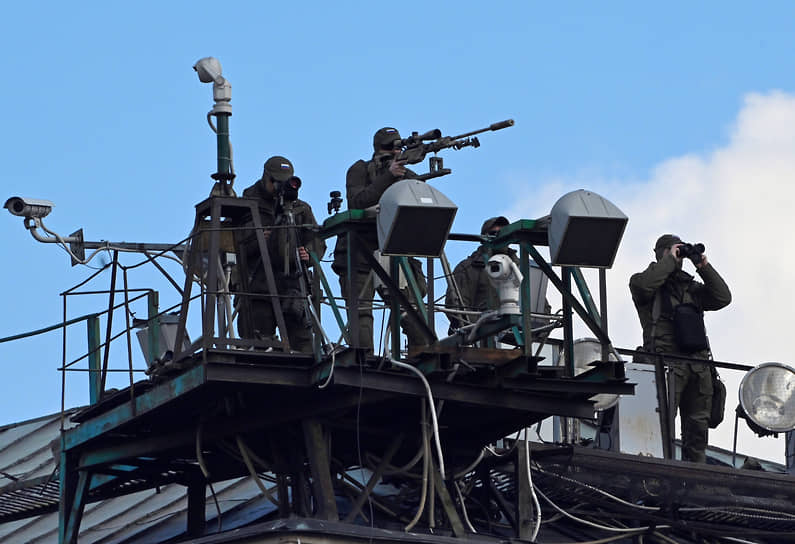 Сотрудники ФСО на крыше здания во время парада на Красной площади 