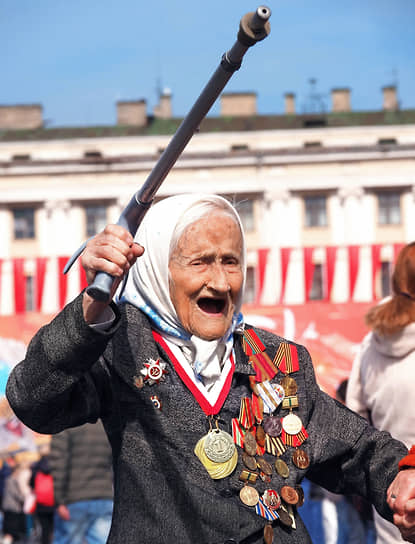 Пожилая женщина-ветеран на военном параде в Санкт-Петербурге 